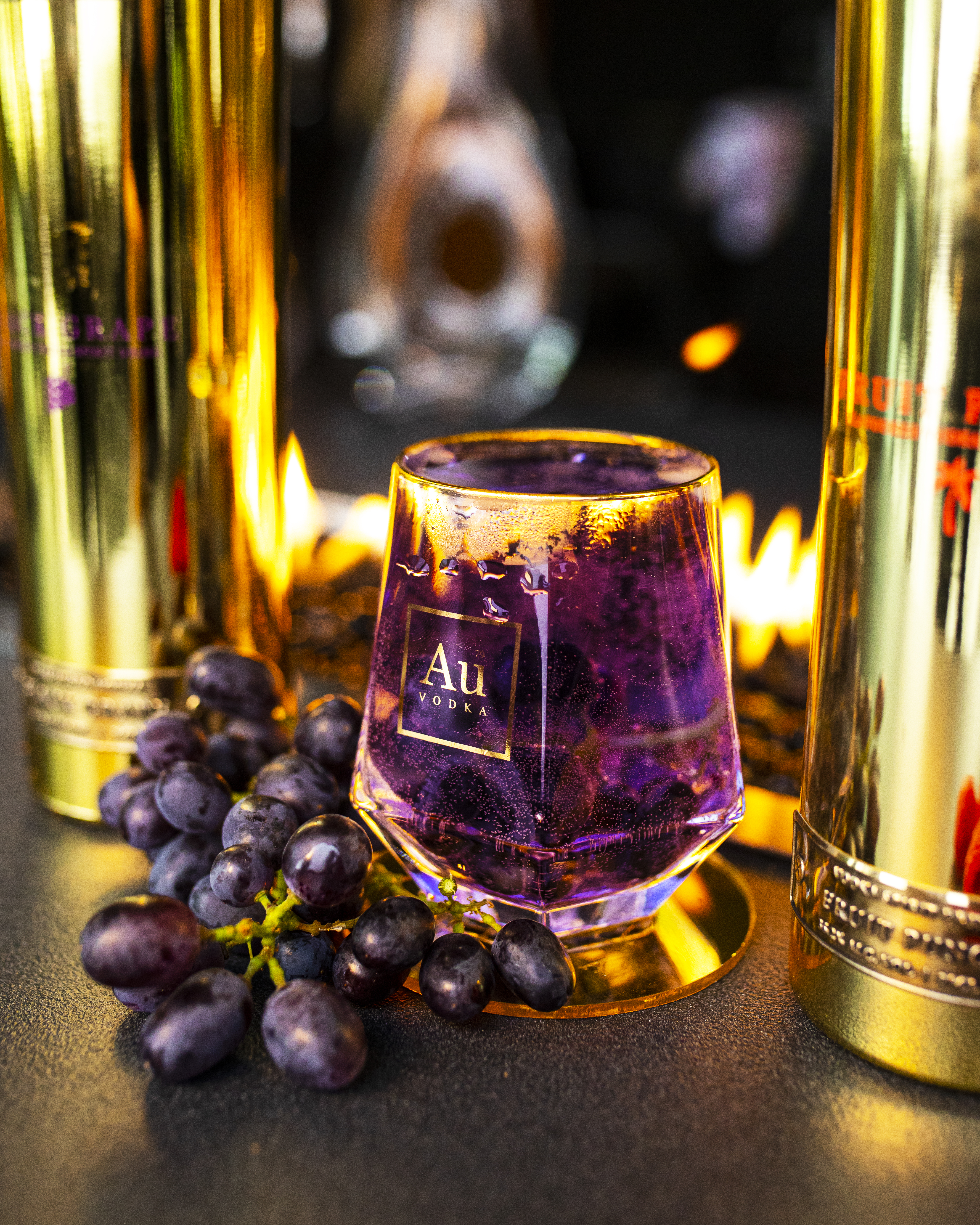 AU Vodka Geschenkset Black Grape 0,7L (35,2% Vol) mit 2x Au Glas/Tumbler im Diamantenschliff und Ausgießer - aromatisierte Wodka Spirituose schwarze Traube- [Enthält Sulfite]