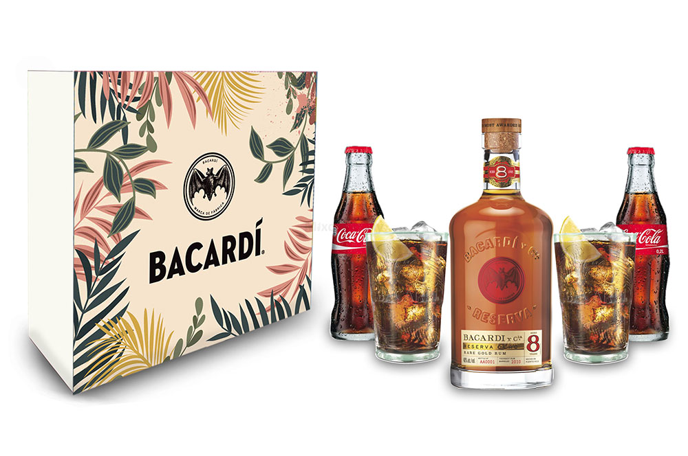 Bacardi Geschenkset - Gläser / Cola / Bacardi Ron 8 Anos Gran Reserva 8 Jahre Rum 0,7l (40% Vol) + 2er Set Gläser + 2x Coca Cola 0,2L Inkl. Pfand MEHRWEG- [Enthält Sulfite]