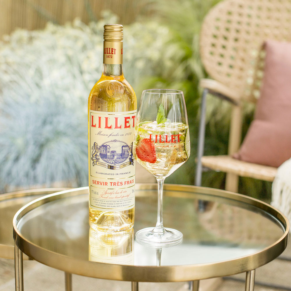 Lillet Wild Berry Set / Geschenkset / Gesschenkbox - Lillet Blanc Aperitiv de France 750ml (17% Vol) + 2 Schweppes Wildberry 1L - Inkl. Pfand MEHRWEG