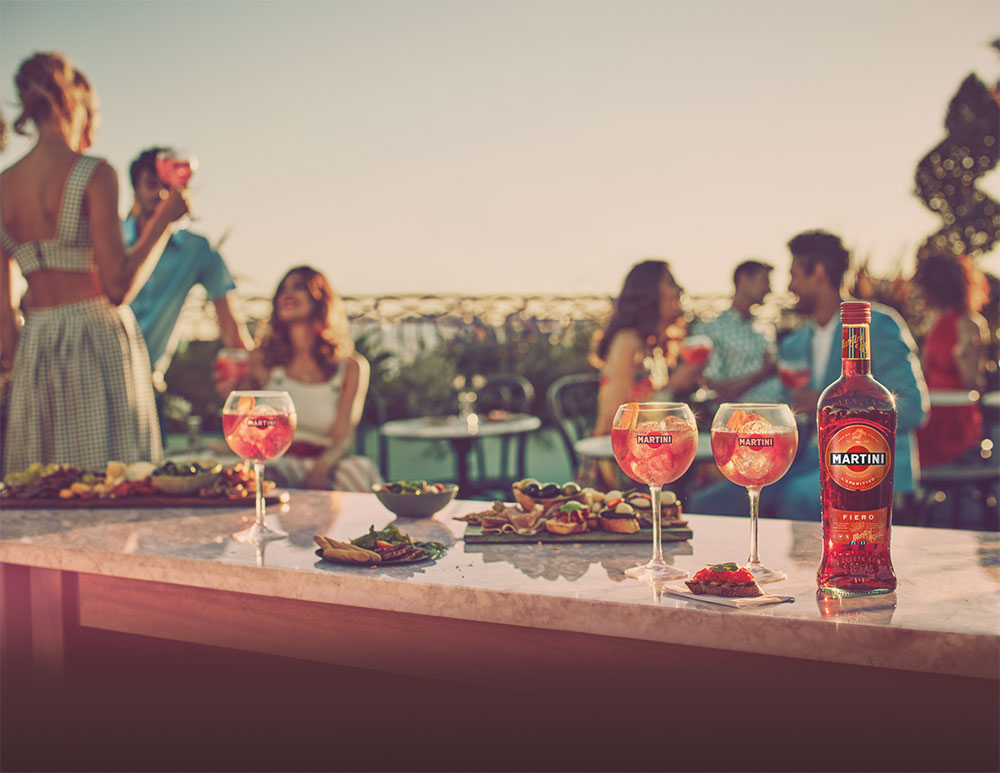 Martini Fiero Geschenkset Wermut 1L (14,4% Vol) + Martini Royale Ballon Cocktail Glas Set - 2x Gläser 47cl - [Enthält Sulfite]