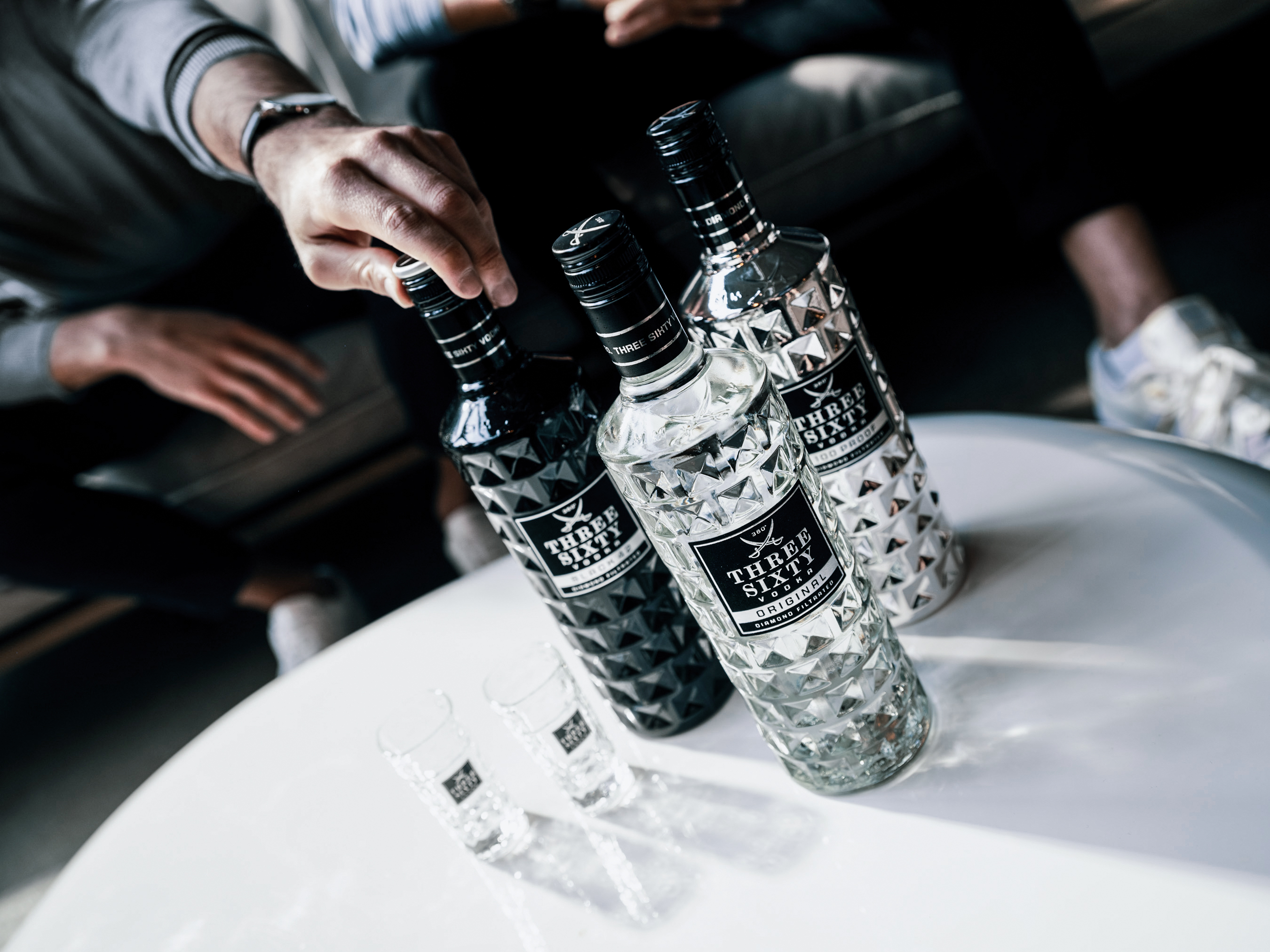 Three Sixty Schuber Geschenkset Geschenk Box - Three Sixty Vodka Wodka 0,7L 700ml (37,5% Vol) + 4x Gläser eckig Longdrink Glas 300ml Fassung Kristall Glas - [Enthält Sulfite]