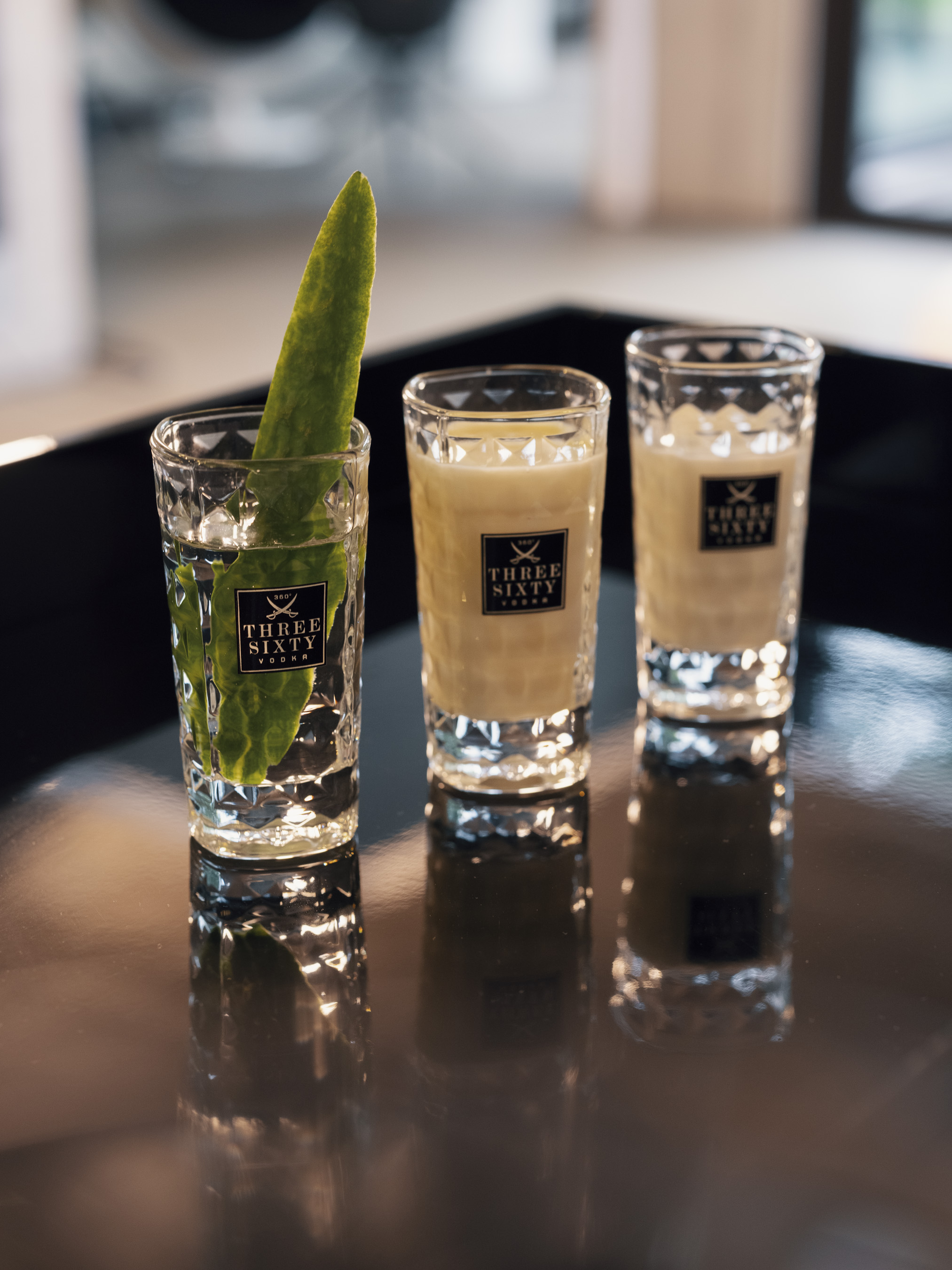 Three Sixty Vodka Wodka Shotgläser Gläser Glas Set - 2 Stück 2 und 4cl geeicht