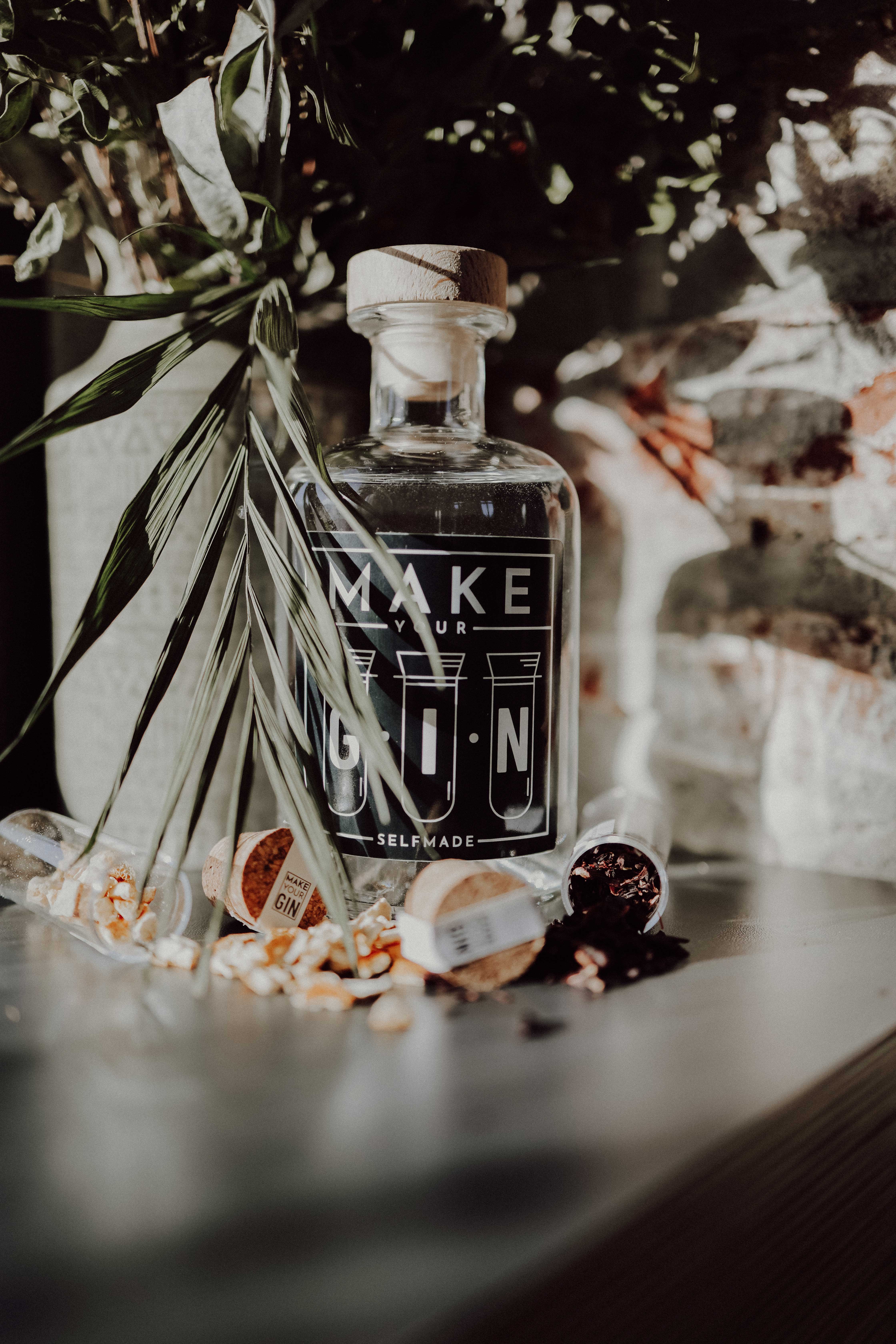 Make Your Gin Geschenkset in Holzbox - Gin zum Selbermachen - 12 Botanicals + Bar Trichter + Anleitung mit Rezept