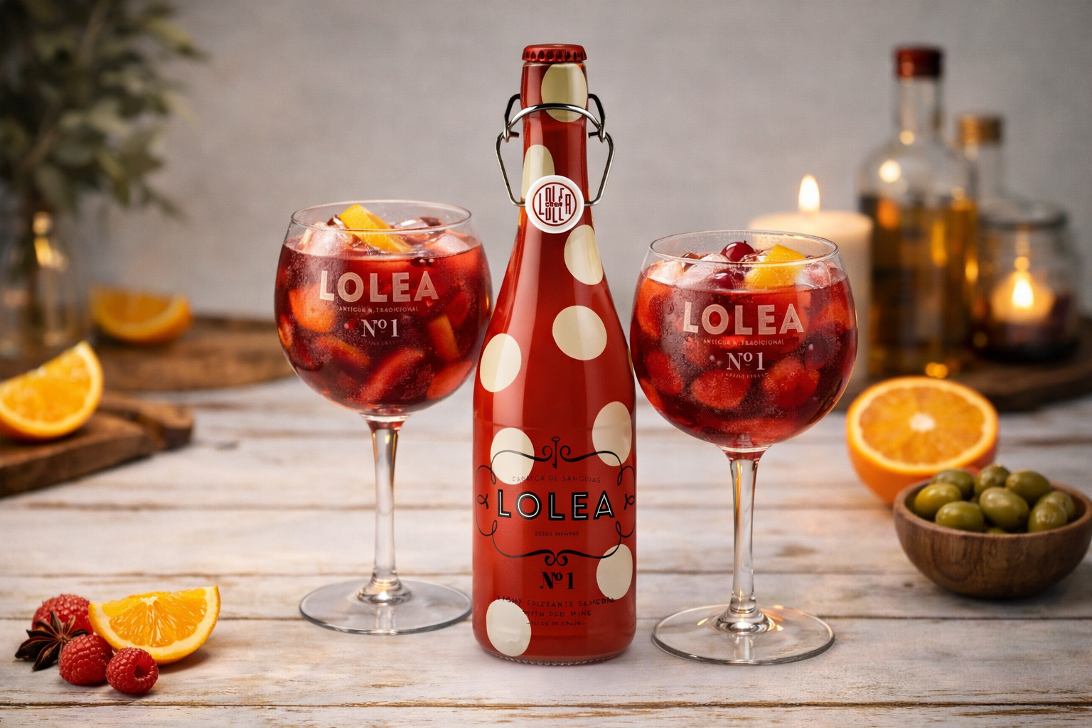 LOLEA Sangria Set N°1 Rot – 0,75 L (7 % Vol) | Rotwein-Sangria aus Cabernet Sauvignon & Tempranillo | inkl. 2 Ballongläser | Geschenkset - [Enthält Sulfite]