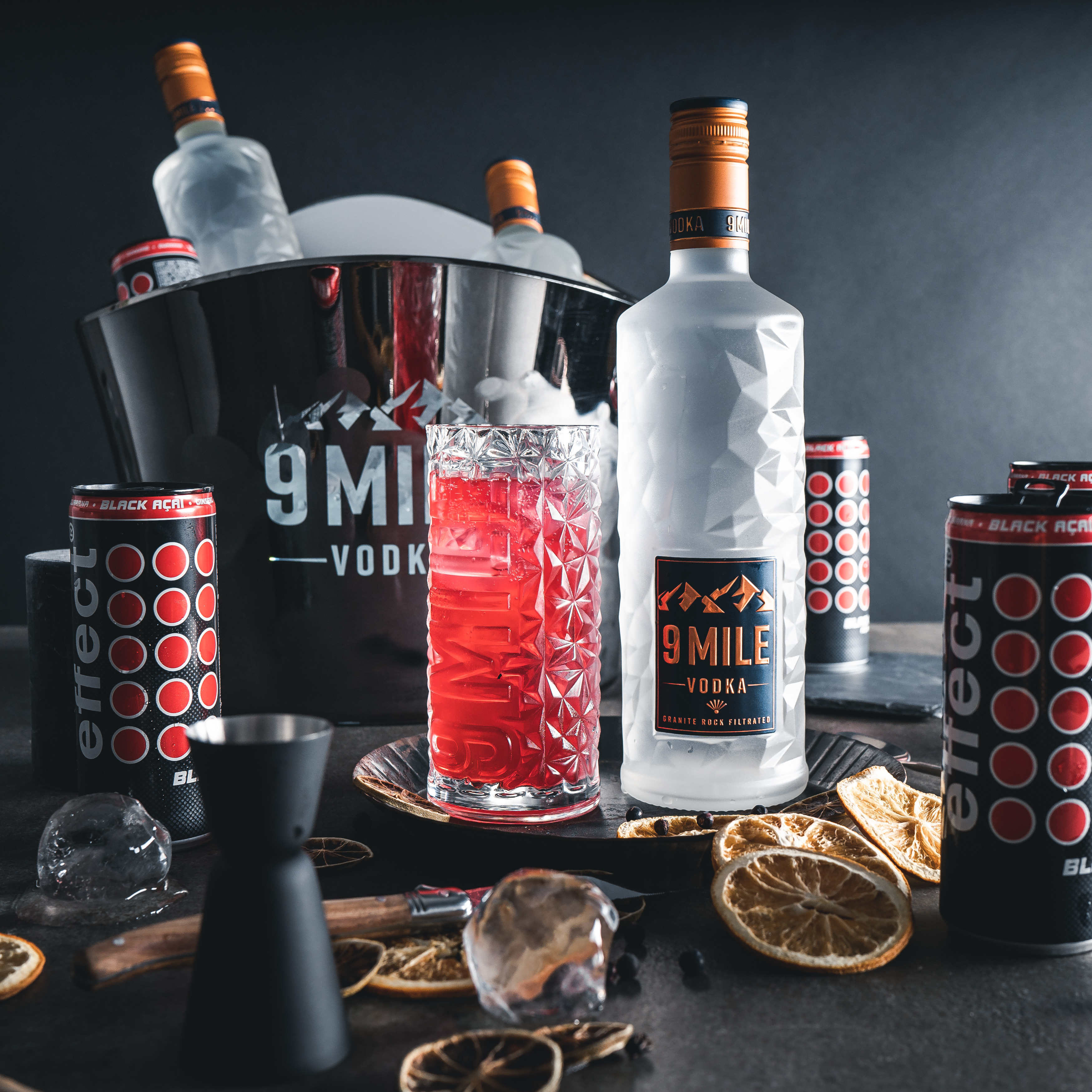 9 Mile Vodka - Ruby Rock ANGEBOT - 6Fl 9 Mile 0,7L (37,5% Vol) kaufen und 48x effect black acai 0,25L GRATIS erhalten inkl. Pfand EINWEG- [Enthält Sulfite]