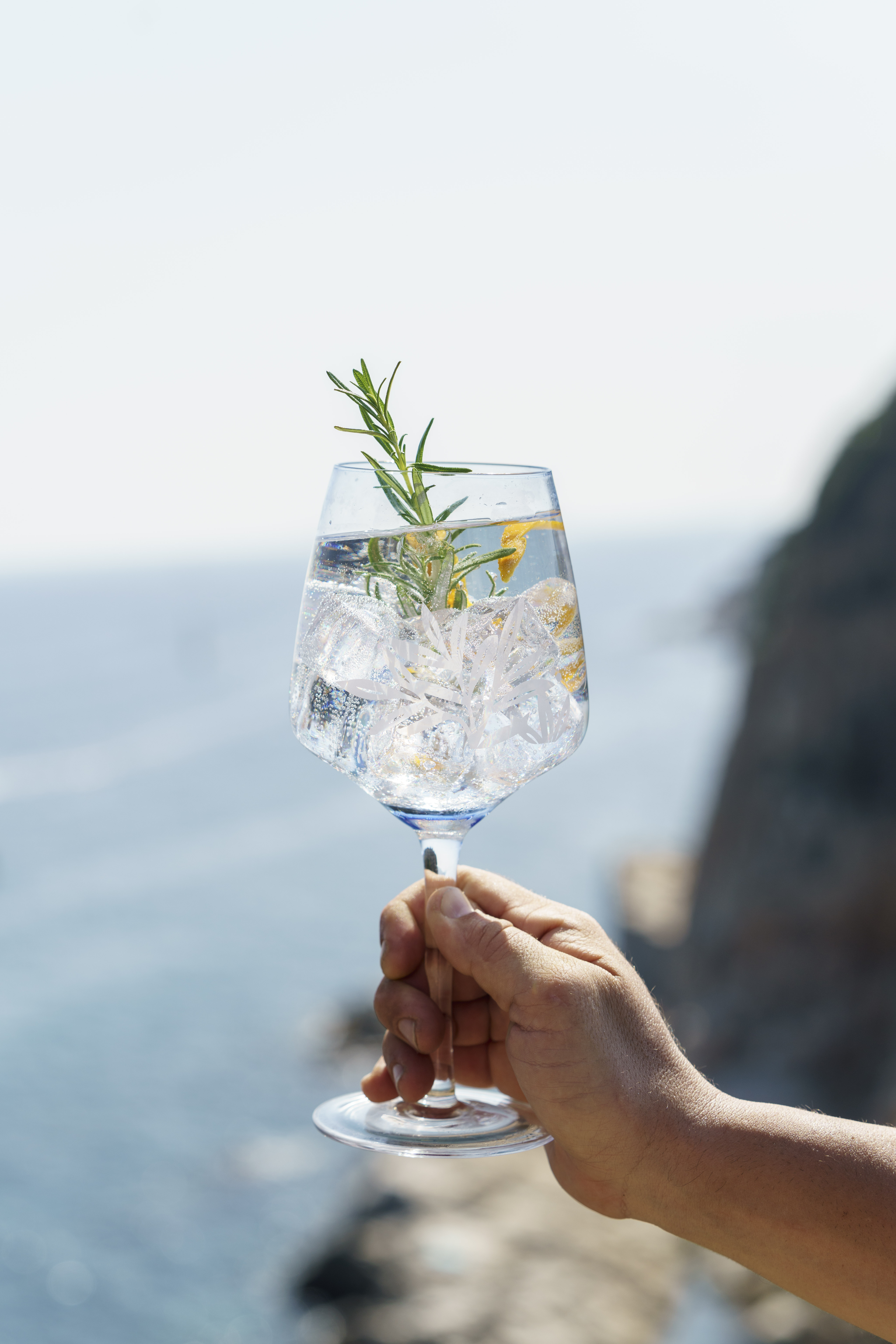 Gin Mare Schuber Geschenkset Mediterranean Gin 0,7L (42,7% Vol) + 2x Gin Mare Ballonglas / 2er Gläser Set - [Enthält Sulfite]