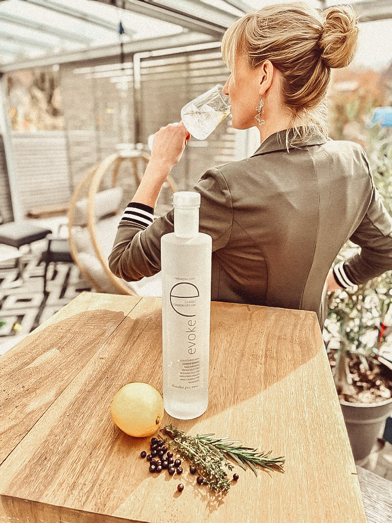 Evoke 4er Set London Dry Gin 4x 0,7L (40% Vol) Der 5 fach destillierte Gin mit Aromen von Wacholderbeeren und ausgewählten Botanicals - [Enthält Sulfite]