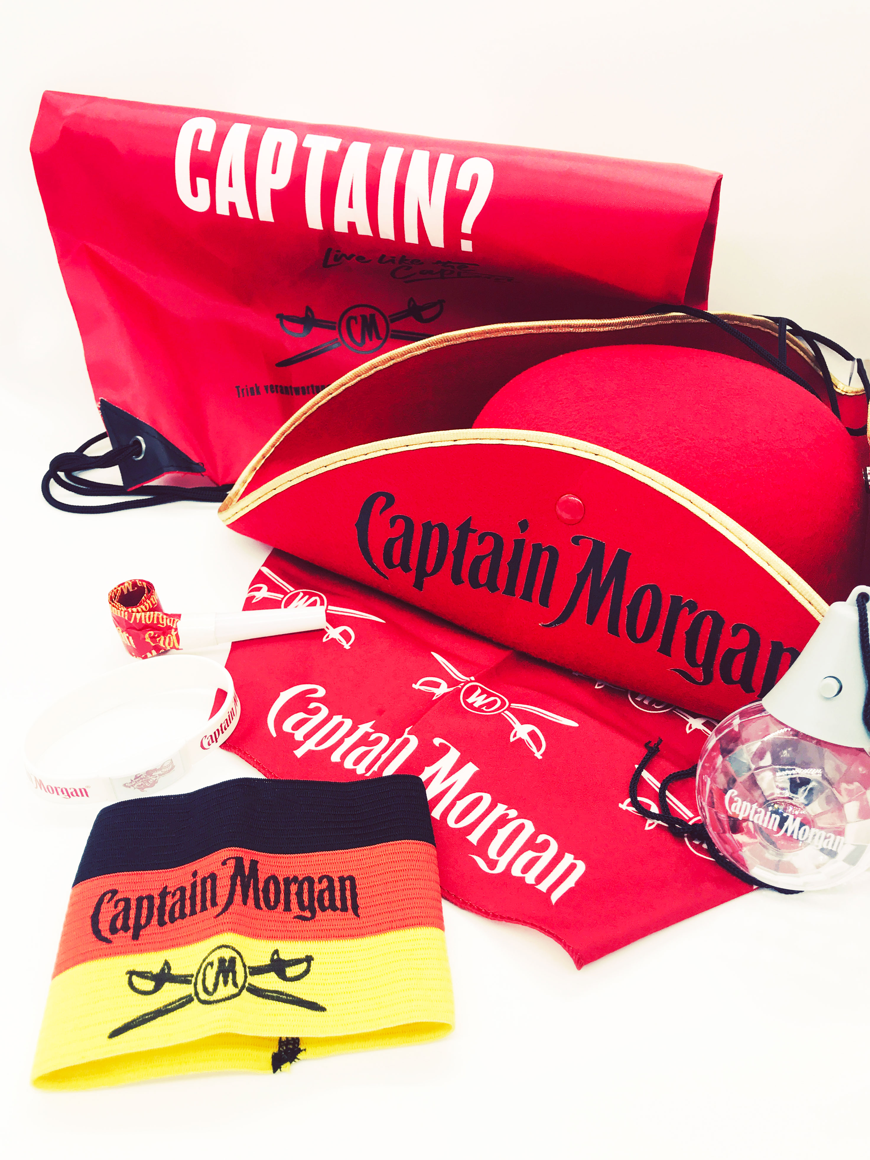 Captain Morgan Fan Set - Hut + Sportbag + Bandana + Armband + Kapitänsband in schwarz,rot,gold + Tröte + Partykugel LED Sporttasche Bag Tasche Rucksack Turnbeutel Beutel Piratenhut Hut Hüte Mütze Fasching Karneval Armban