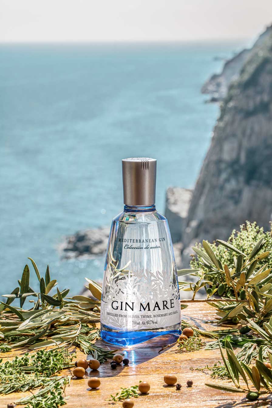 Gin Tonic Giftbox Geschenkset - Gin Mare 0,5l (42,7% Vol) + 4x Fever Tree Mediterranean Tonic Water 200ml inkl. Pfand MEHRWEG -[Enthält Sulfite]