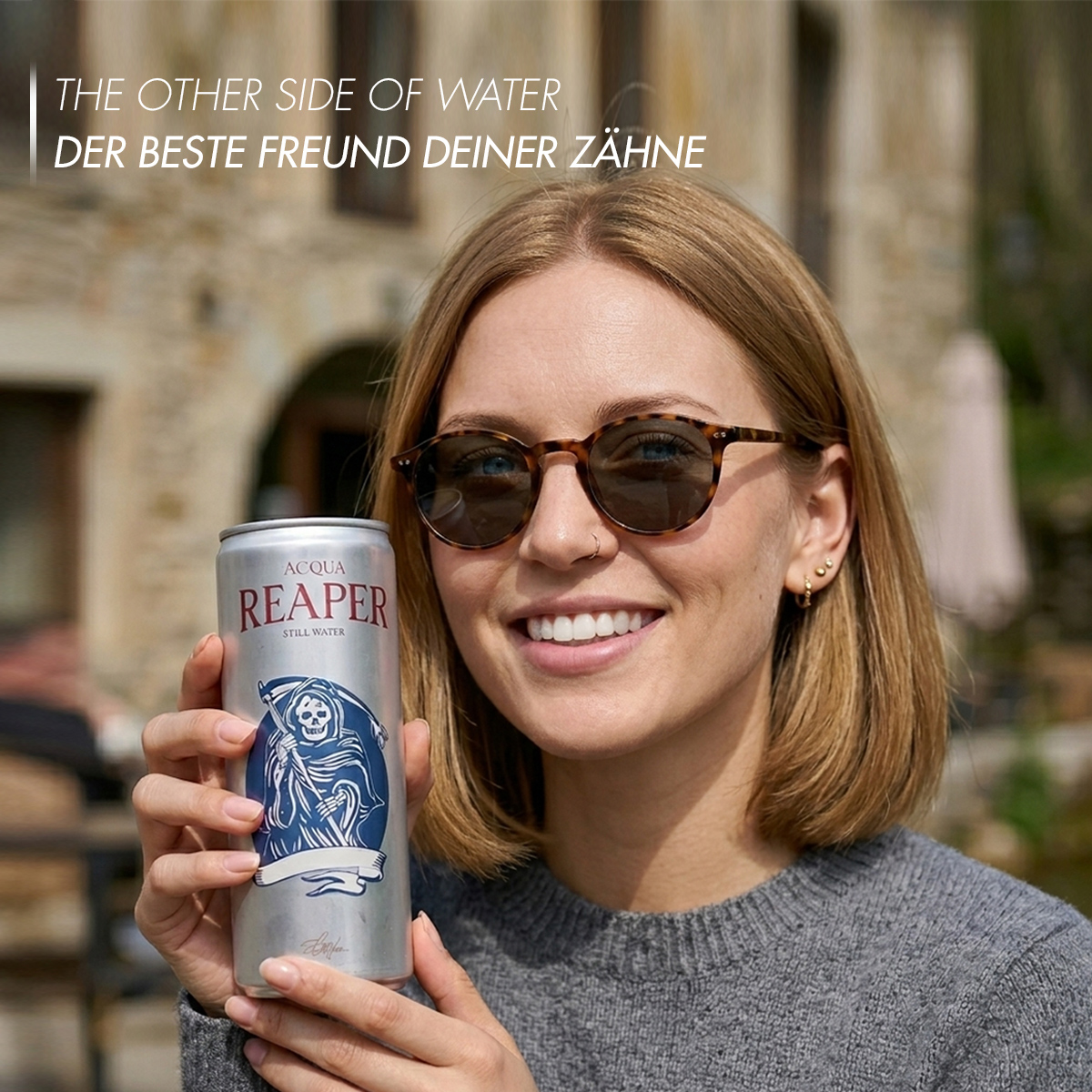 Eine lächelnde Person hält eine Acqua Reaper Dose mit stillem Wasser in der Hand. Ein natürliches und gesundes Getränk für den täglichen Genuss.