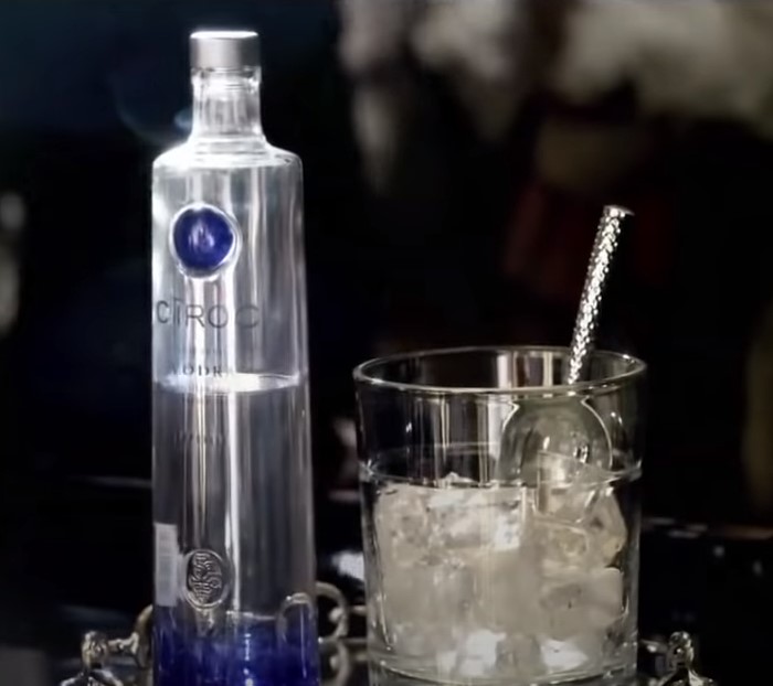 Ciroc Geschenkset Vodka Red Berry 0,7L (37,5% Vol) mit 6 teiligem Barset von P Diddy / Sean Combs Erdbeere Himbeere- [Enthält Sulfite]