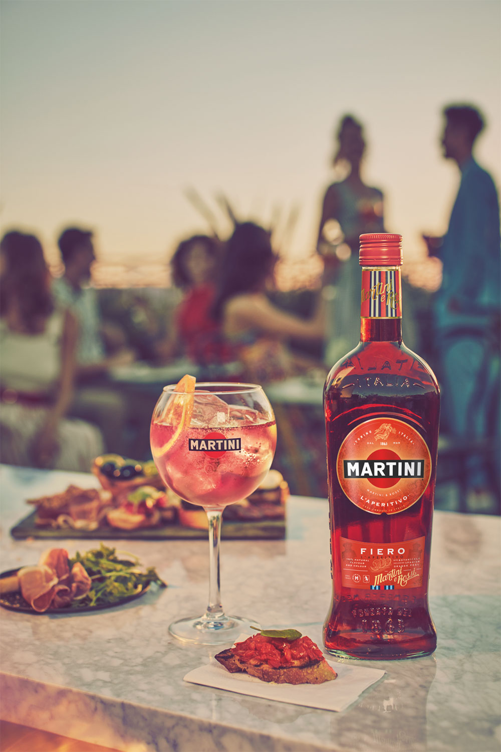 Martini Fiero Wermut 1L (14,4% Vol) + Martini Royale Ballon Cocktail Glas Set - 2x Gläser 47cl - [Enthält Sulfite]