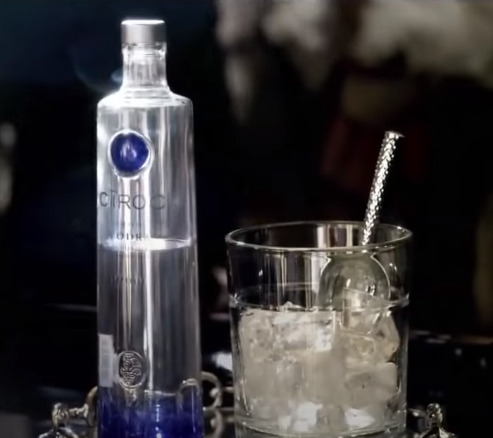 Ciroc Geschenkset Vodka Peach 0,7L (37,5% Vol) mit 2er Set Longdrinkglas Kristalloptik von P Diddy / Sean Combs Pfirsich- [Enthält Sulfite]