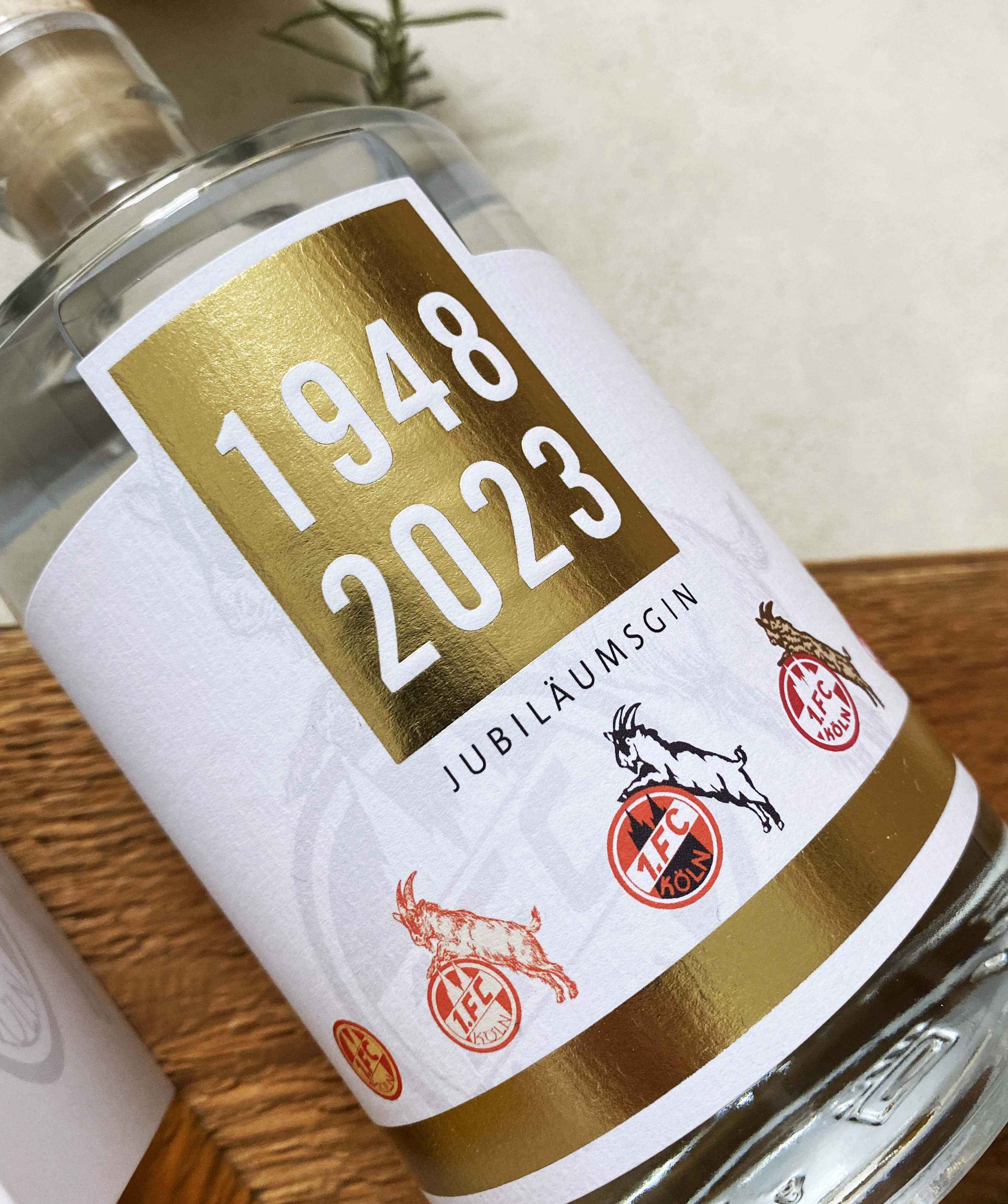 Effzeh 75 Jahre Jubiläumsgin 0,5L (42% vol) 1948 - 2023 handcrafted dry Gin mit Geschenkverpackung- [Enthält Sulfite]