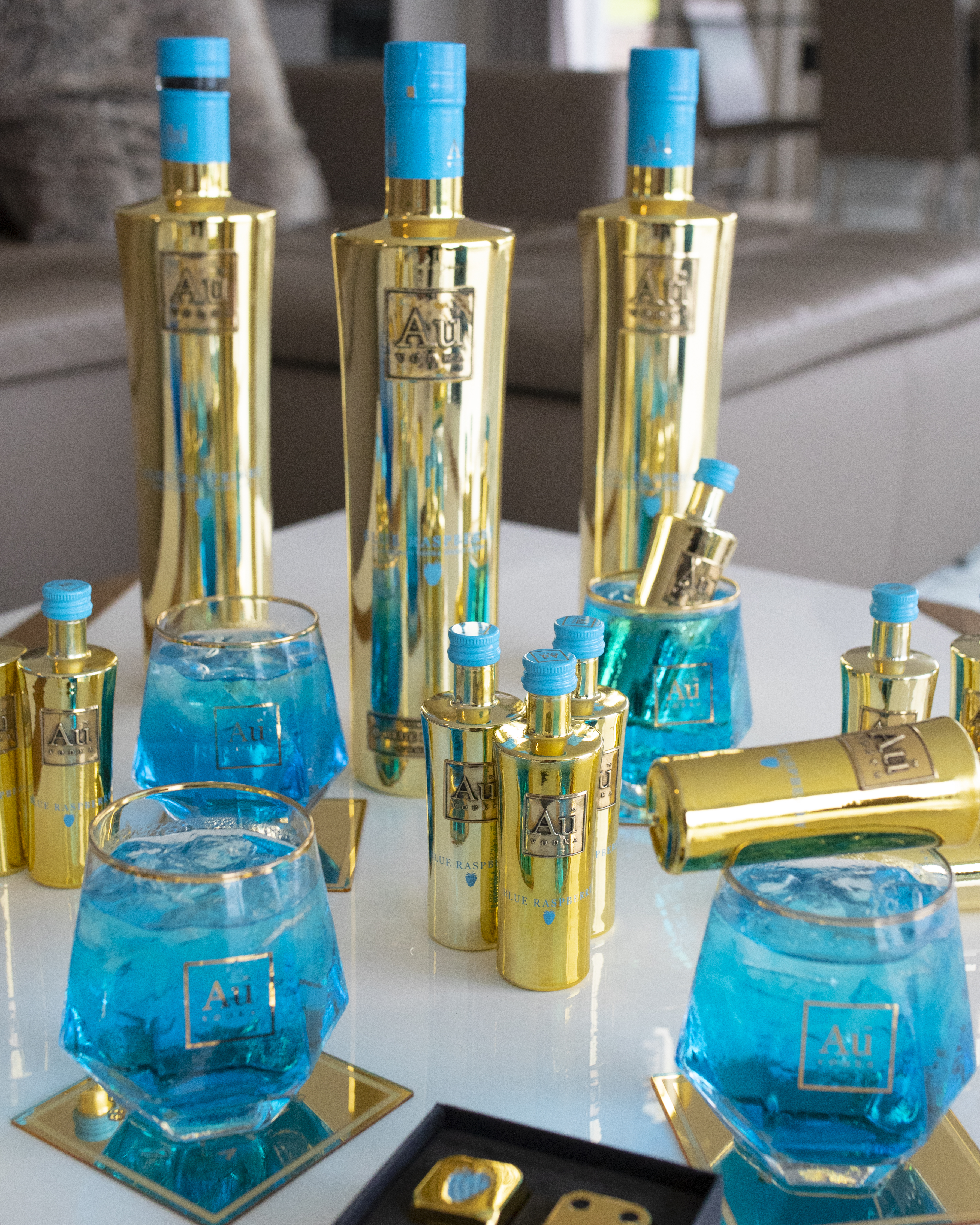 Au Vodka Blue Raspberry 0,7L (35,2% Vol) aromatisierte Wodka Spirituose Blaue Beere- [Enthält Sulfite]