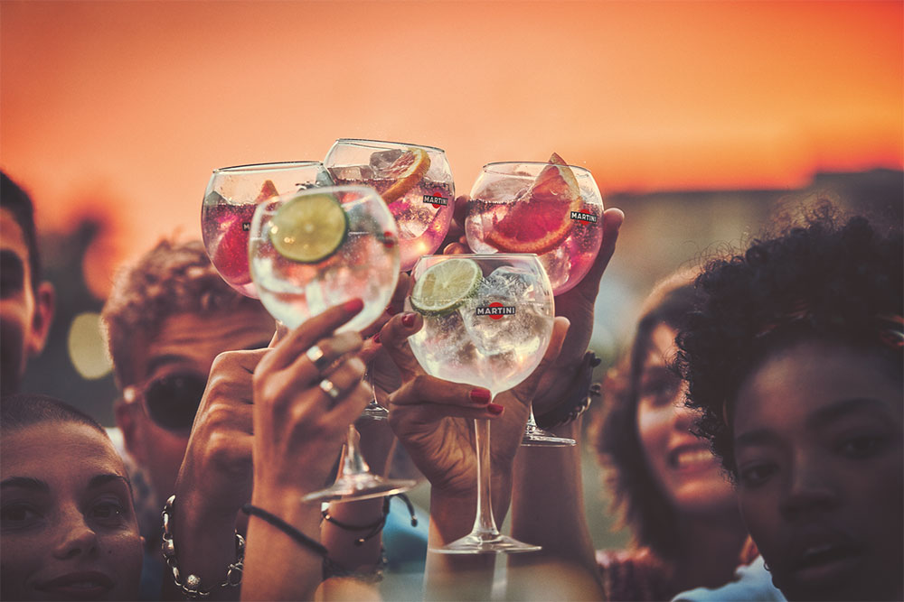 Martini Fiero Geschenkset Wermut 1L (14,4% Vol) + Martini Royale Ballon Cocktail Glas Set - 2x Gläser 47cl - [Enthält Sulfite]