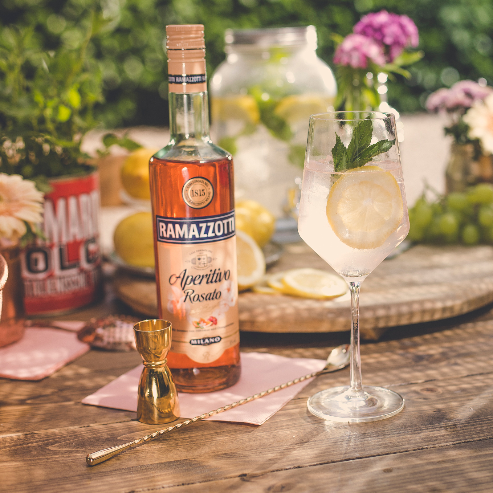 Ramazzotti Rosato Aperitivo 0,7L (15% Vol) Aromen von Hibiskus und Orangenblüten- [Enthält Sulfite]