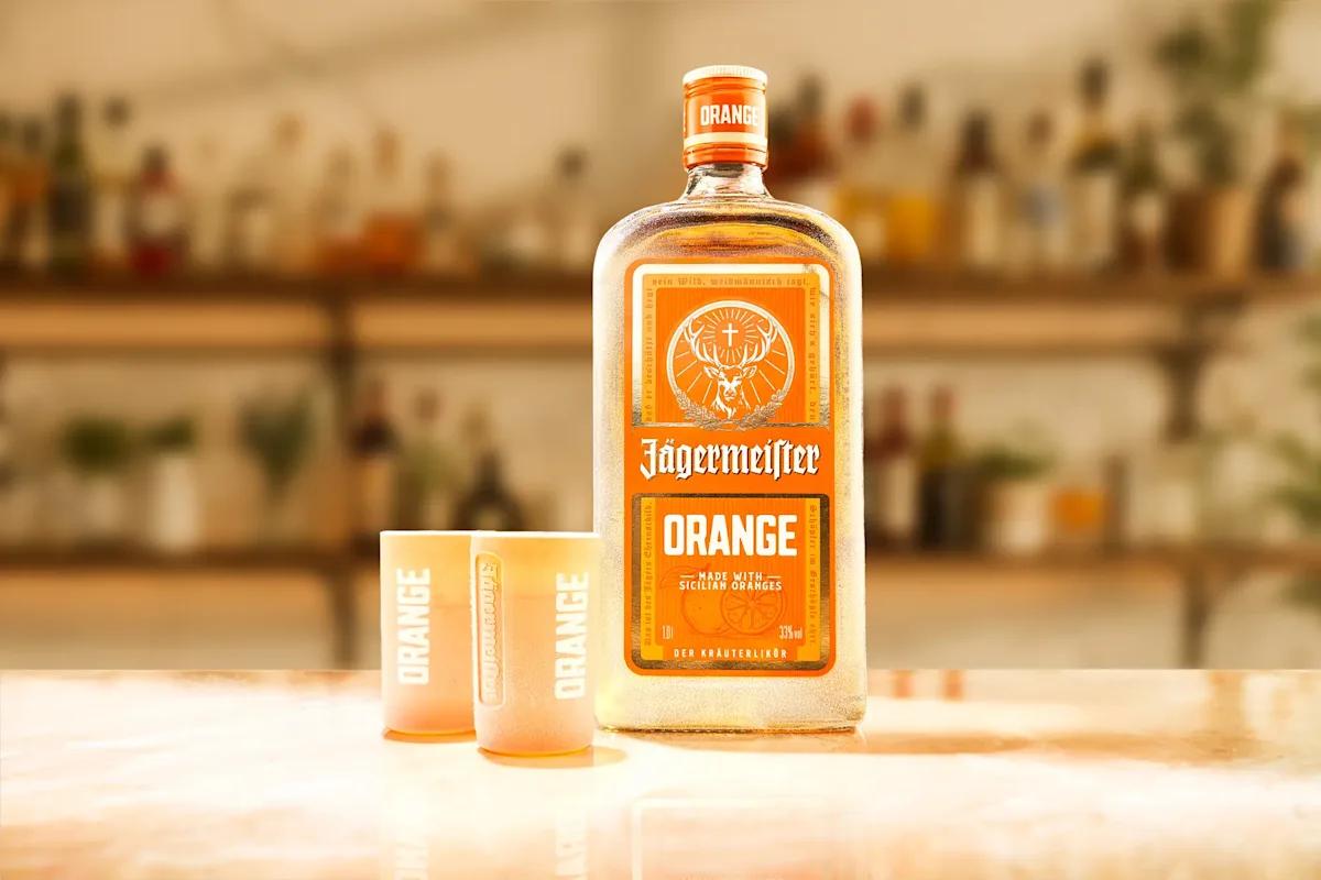 Jägermeister ORANGE Shotgläser 6er Set + 1 Flasche Jägermeister ORANGE 0,7L (33% Vol.) – Das perfekte Duo für fruchtige Genussmomente- [Enthält Sulfite]