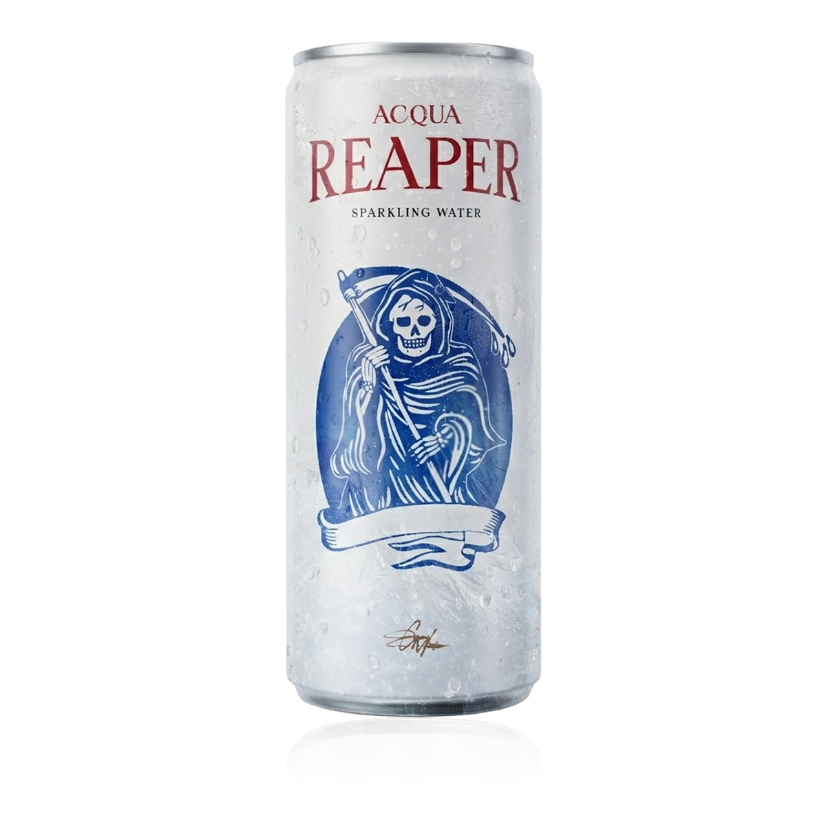 Eine einzelne silberne Dose Acqua Reaper Sparkling Water with Wassertropfen und Totenkopf-Design auf weißem Hintergrund. Premium Mineral Water mit Kohlensäure.