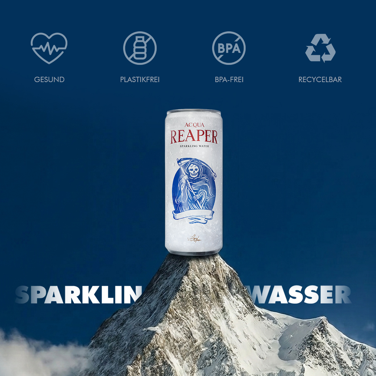 Eine Acqua Reaper Dose steht auf einem Berggipfel. Symbole zeigen an: Gesund, Plastikfrei, BPA-Frei und Recycelbar. Prickelndes Sprudelwasser für den Alltag.