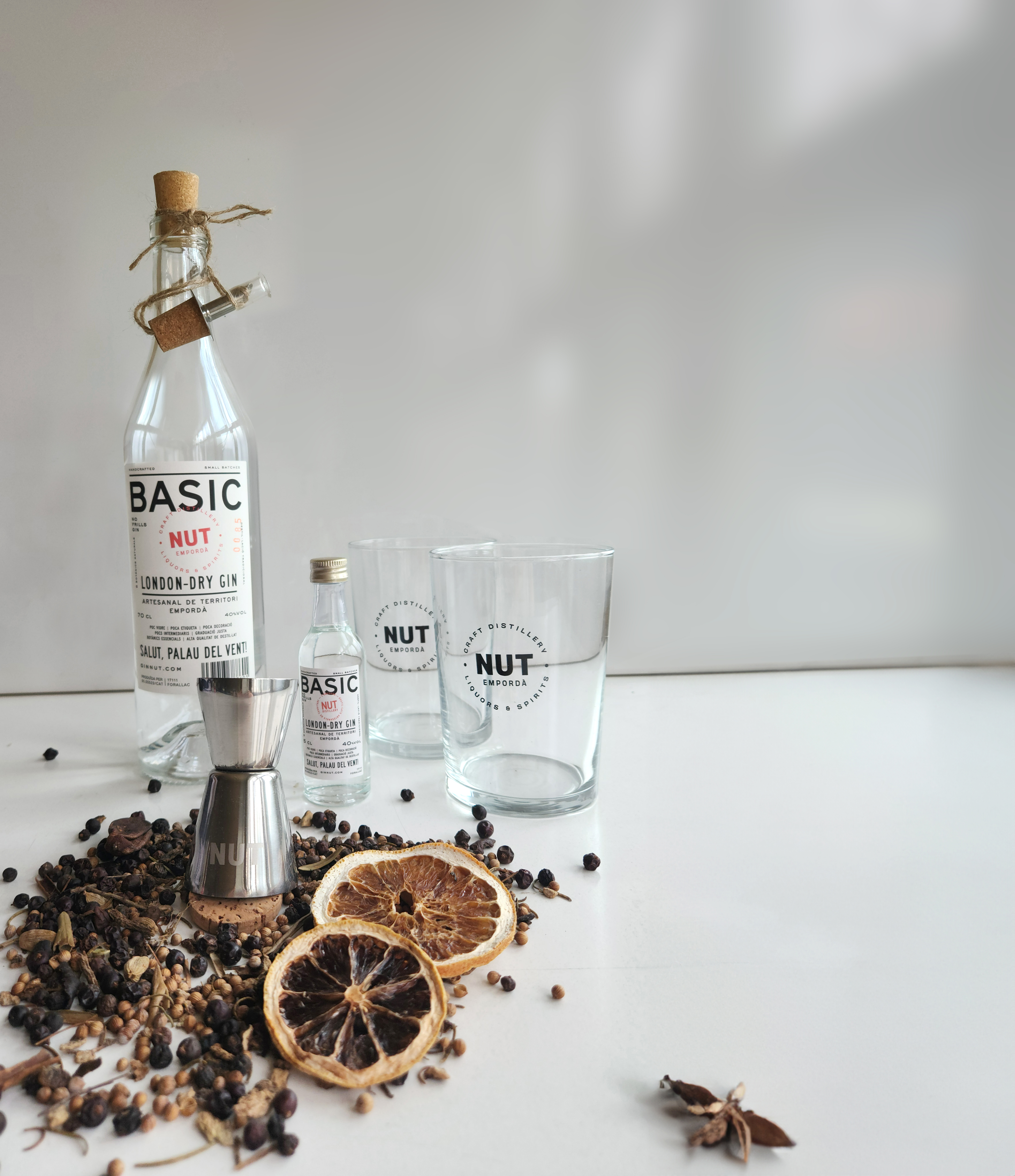 NUT 6er Set Basic London Dry Gin 6x 0,7L (40% Vol) NUT Distillery No Frills Gin 6 Botanicals- [Enthält Sulfite]