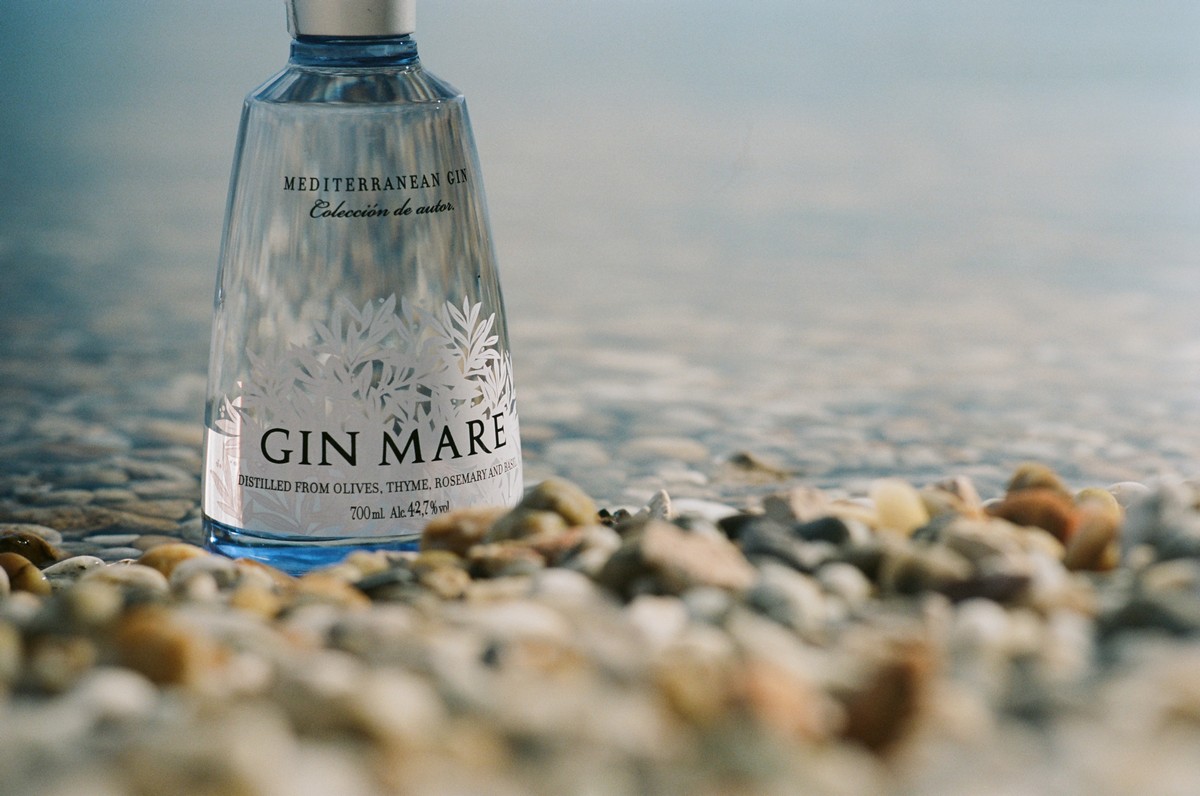 Gin Mare Schuber Geschenkset Mediterranean Gin 0,7L (42,7% Vol) + 2x Gin Mare Ballonglas / 2er Gläser Set - [Enthält Sulfite]