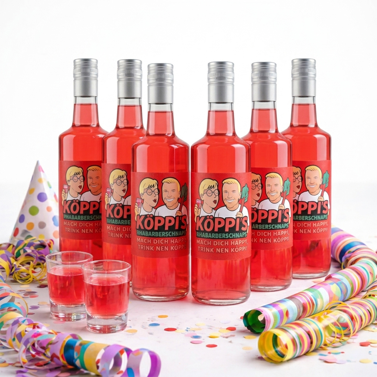 Ein Vorratspack von sechs Flaschen KÖPPI'S Rhabarberschnaps, dekoriert mit Partyhut, bunten Luftschlangen, Konfetti und zwei gefüllten Shotgläsern auf hellem Untergrund.