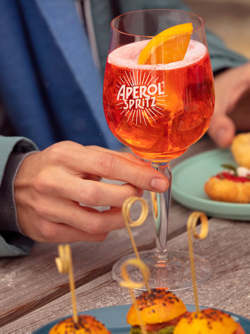 Aperol Spritz Geschenkpaket – 6 Gläser + 2 kultige Pins im Set