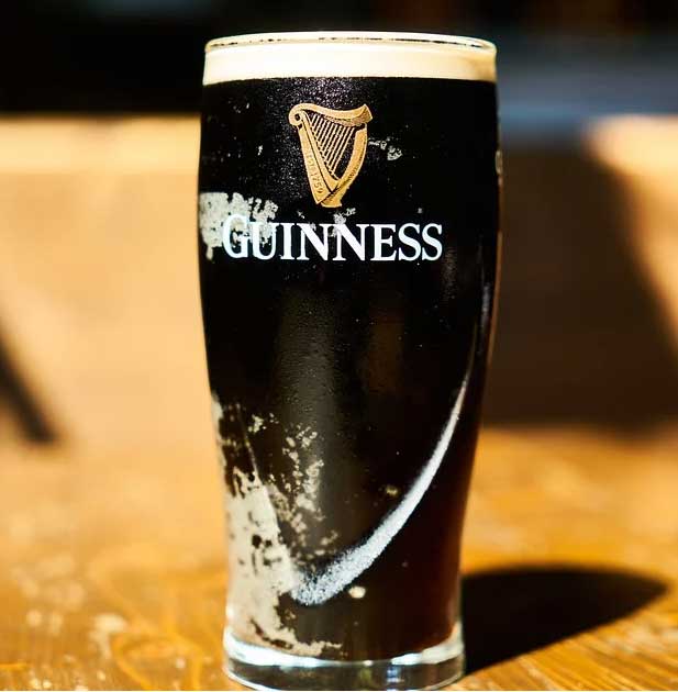 Guinness Geschenkset - 2x Guinness Extra Stout Bier 0,33L (4,1% Vol) + 2x Gläser - Inkl. Pfand MEHRWEG