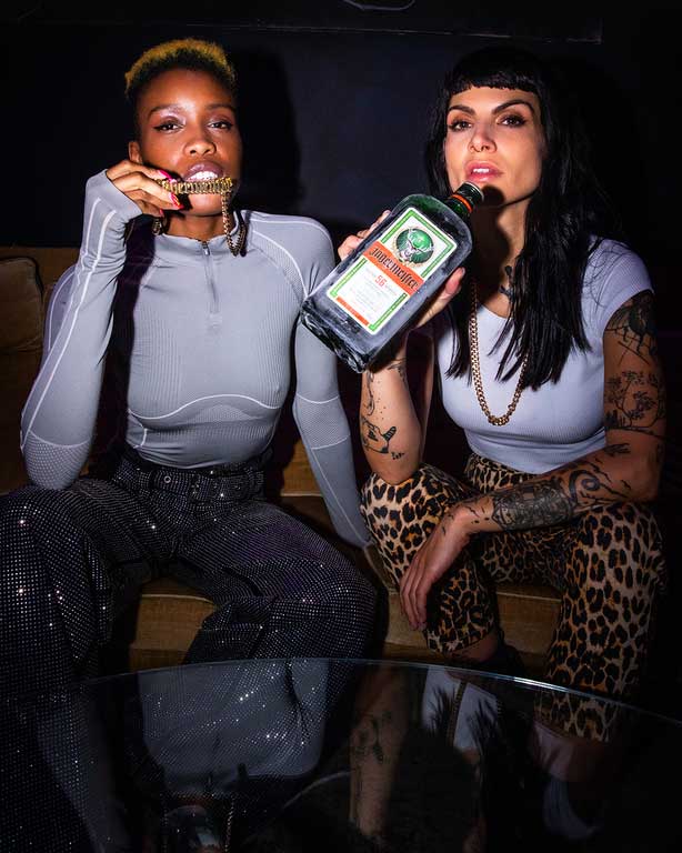 Jägermeister Giftbox Geschenkset - 9teilig mit Jägermeister Coolpack Kräuterlikör 0,35L (35% Vol) Bar Drink - [Enthält Sulfite]