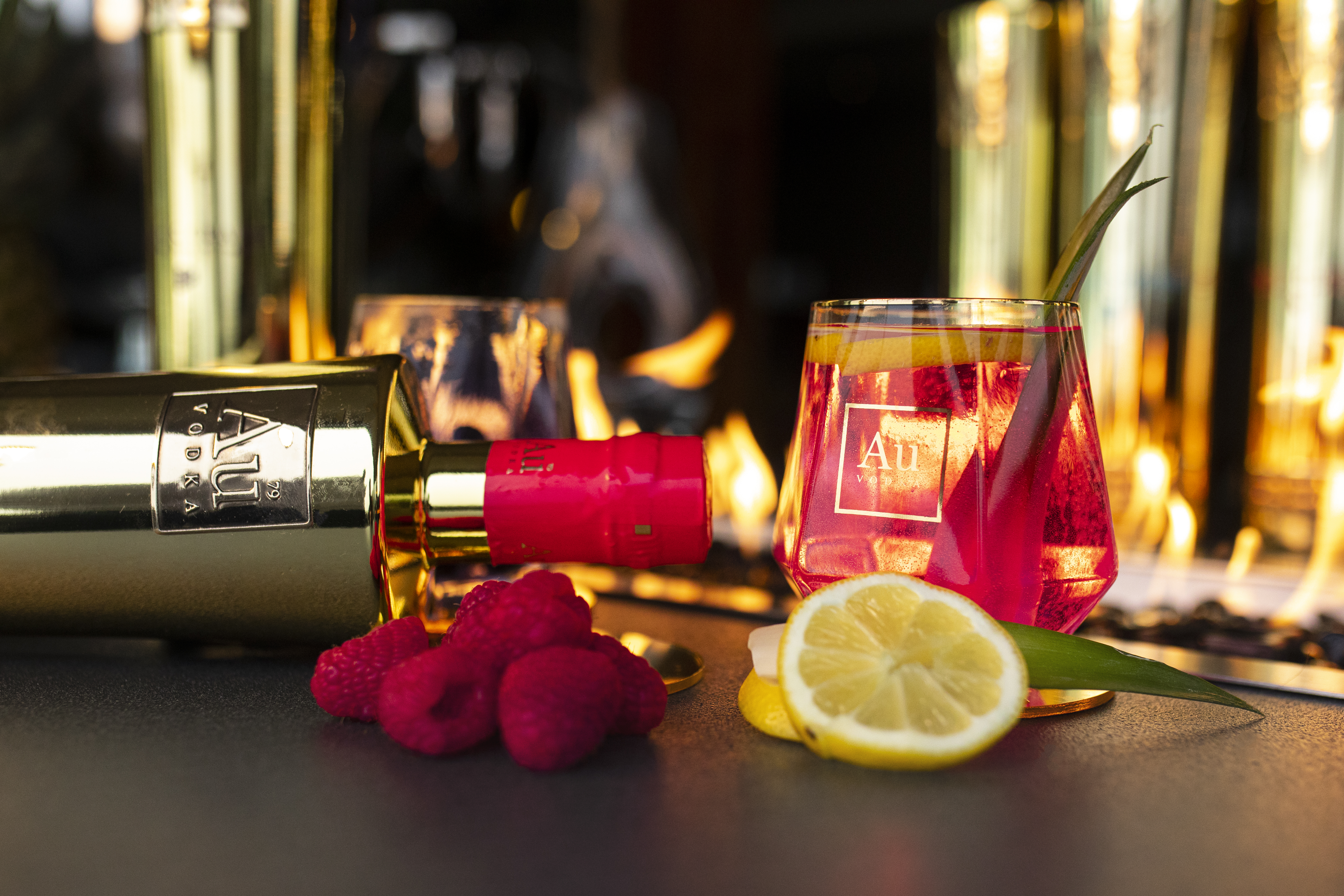 AU Vodka Geschenkset Fruit Punch 0,7L (35,2% Vol) mit 2x Au Glas/Tumbler im Diamantenschliff und Ausgießer - aromatisierte Wodka Spirituose Fruchtmix- [Enthält Sulfite]