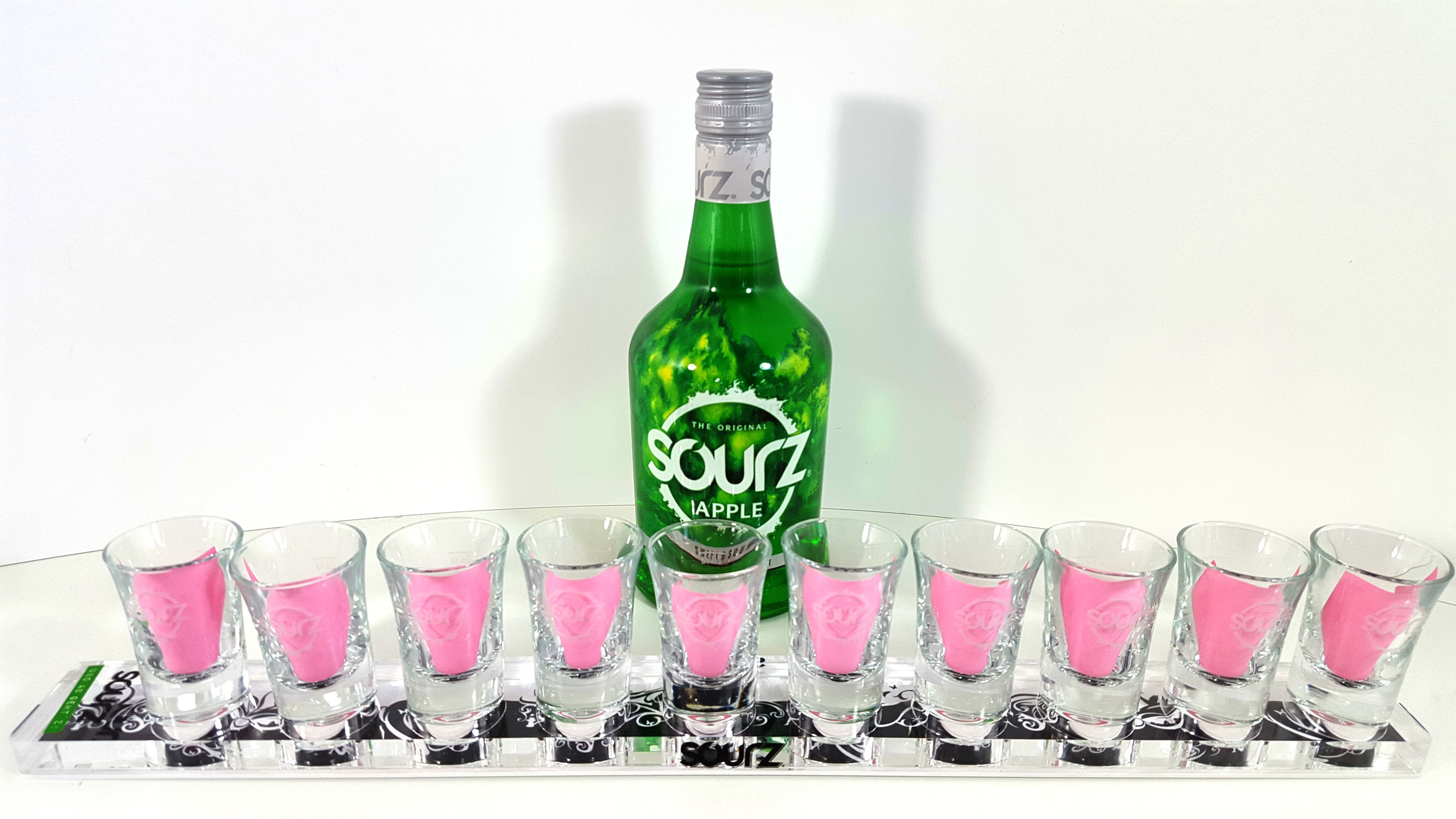 Sourz Apple Likör 0,7l 700ml (15% Vol) + 10x aus Kunststoff Shot-Gläser + Shotmeter