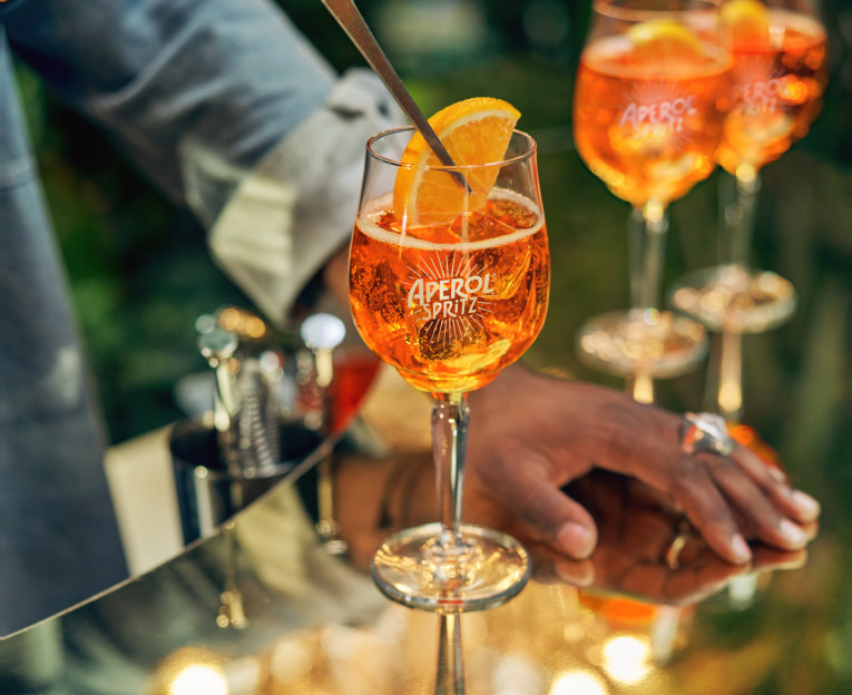 Aperol Set - Aperol Aperitivo 0,7L (11% Vol.) + 6 Aperol Spritz Gläser + Sonnenbrille & 2 Pins- [Enthält Sulfite]