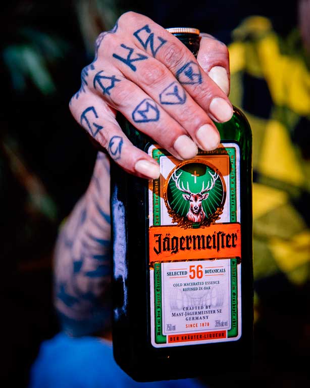 Jägermeister Kräuterlikör 0,7l 700ml (35% Vol) + Hirschkopf Ausgießer Flaschenausgießer aus Metall in gold- [Enthält Sulfite]
