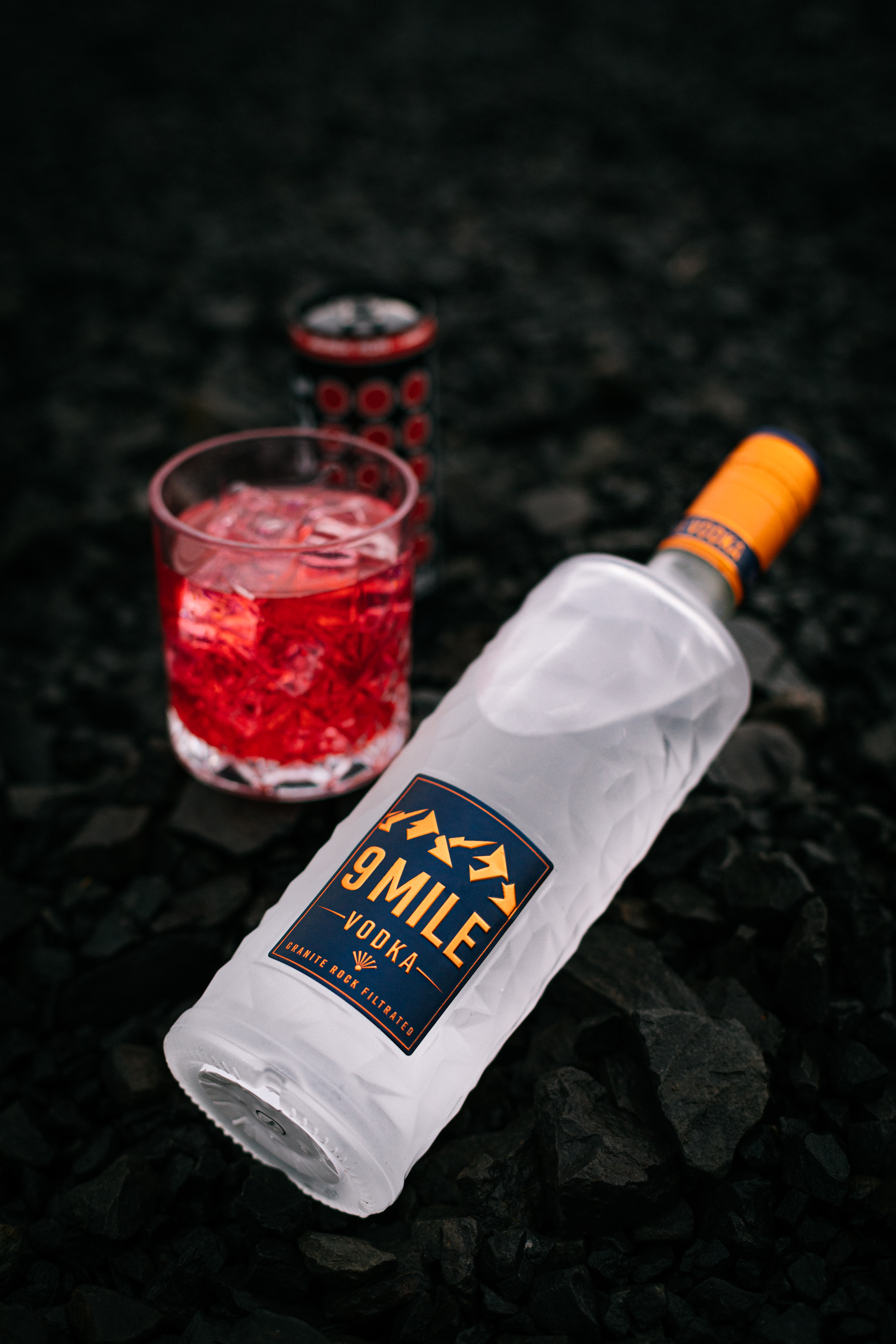 9 Mile Vodka - Ruby Rock ANGEBOT - 6Fl 9 Mile 0,7L (37,5% Vol) kaufen und 48x effect black acai 0,25L GRATIS erhalten inkl. Pfand EINWEG- [Enthält Sulfite]