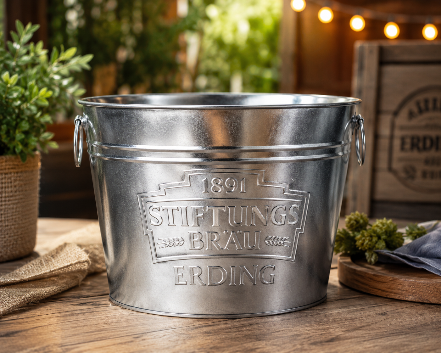 Stiftungsbräu Erding Getränkekühler aus Metall – Verzinkter Flaschenkühler mit Prägung – Bierkühler für Flaschen, Dosen & Eiswürfel