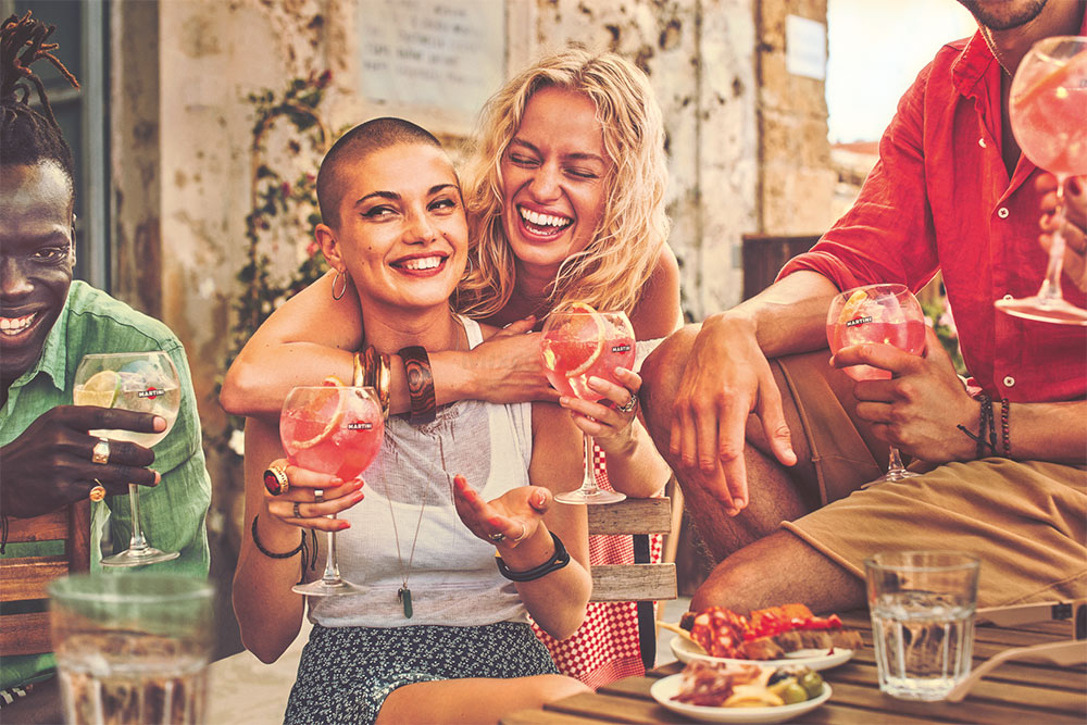 Martini Fiero Geschenkset Wermut 1L (14,4% Vol) + Martini Royale Ballon Cocktail Glas Set - 2x Gläser 47cl - [Enthält Sulfite]