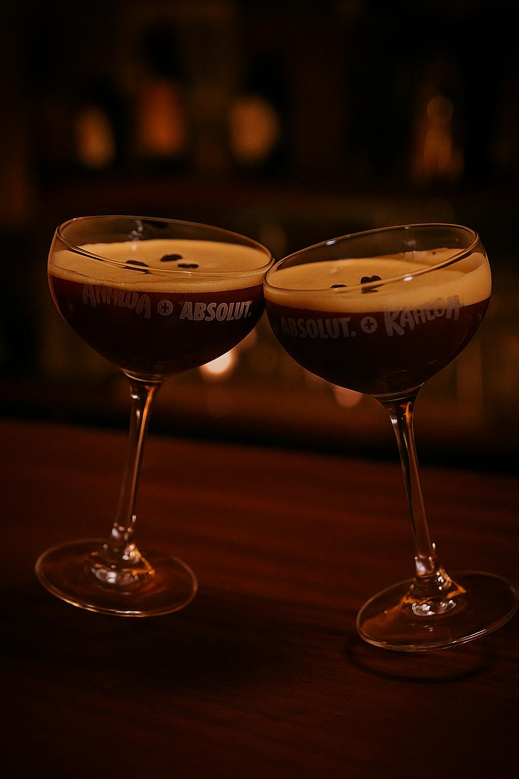 ABSOLUT x KAHLÚA Cocktail-Coupe Gläser – 2er Set – Original Barware für Espresso Martini & Drinks – Markengläser