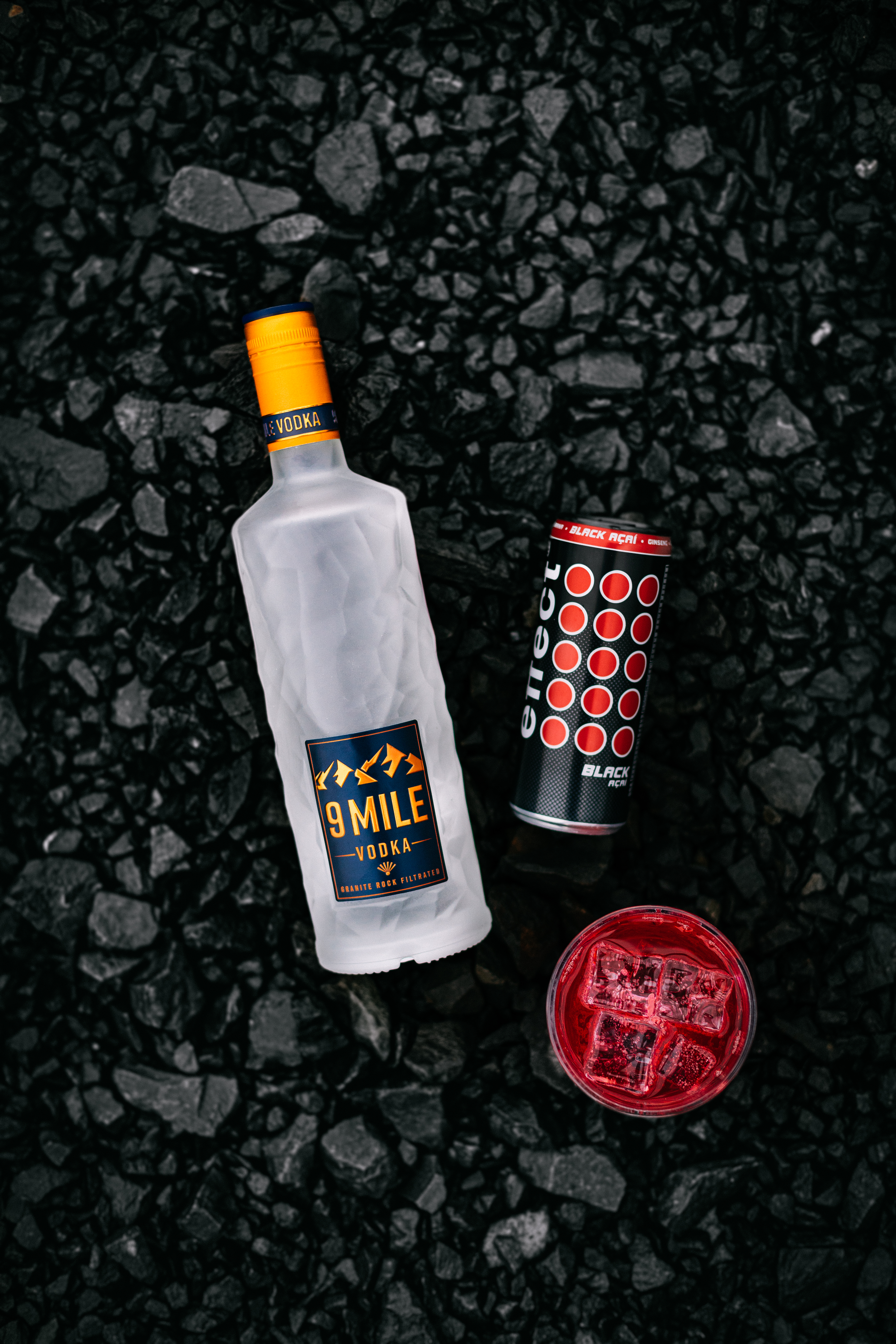 9 Mile Vodka - Ruby Rock ANGEBOT - 6Fl 9 Mile 0,7L (37,5% Vol) kaufen und 48x effect black acai 0,25L GRATIS erhalten inkl. Pfand EINWEG- [Enthält Sulfite]