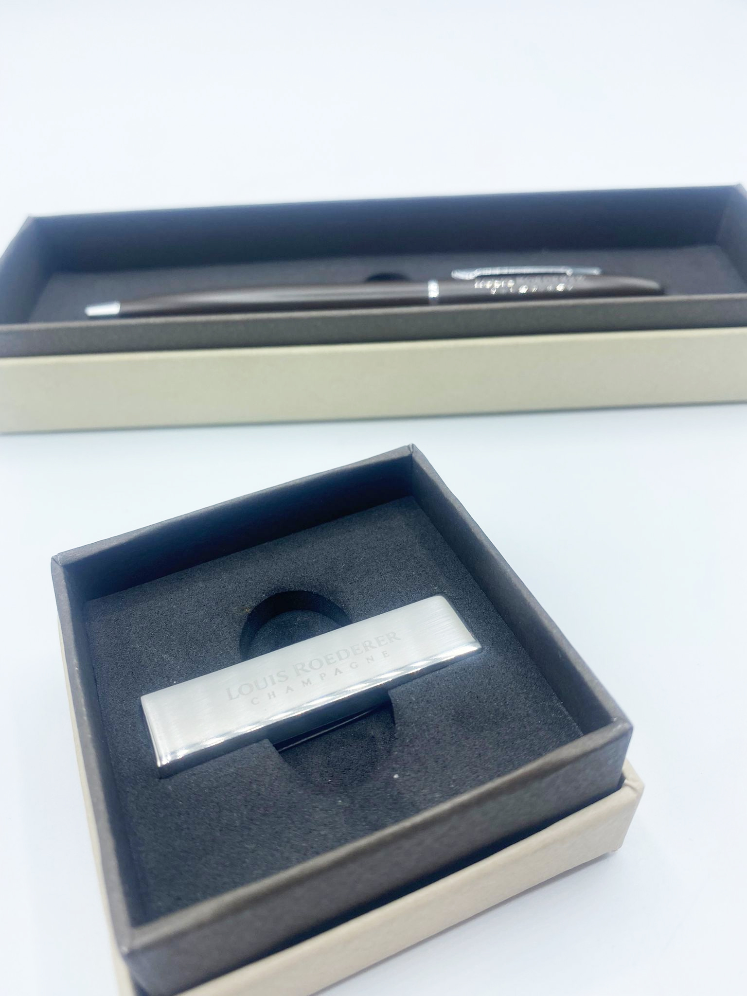 Louis Roederer Champagner 2er-Set Büroset Kulli Stift + USB Stick 8GB mit Klipp made in France inkl. Mixcompany Postkarte