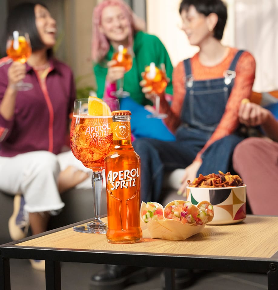 Aperol Spritz Geschenkset – 6 Gläser, 3x 0,2l Ready-to-Drink (10,5% Vol.) , Sonnenbrille & 2 Aperol Pins Aperol Spritz Geschenkset – 6 Gläser, 3x 0,2l Ready-to-Drink (10,5% Vol.) , Sonnenbrille & 2 Aperol Pins