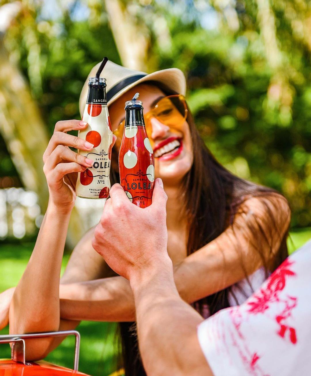 Lolea 4er Set Sangria N°2 WEIß 0,75L (7% Vol) 4x Weißwein Sangria Chardonnay + 4 Minis GRATIS 2x ROT 0,2L (7% Vol) 2x WEIß 0,2L (7% Vol) - [Enthält Sulfite]