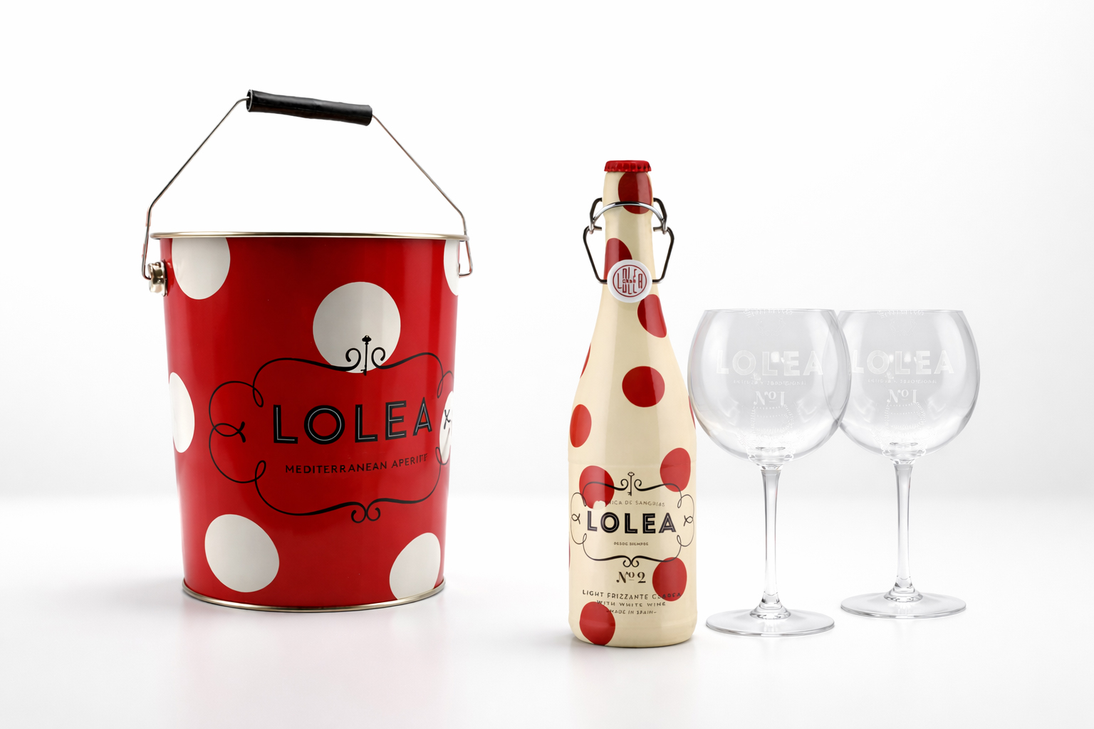 LOLEA Sangria Set N°2 Weiß – 0,75 L (7 % Vol) | Weißwein-Sangria aus Chardonnay & Macabeo | inkl. Metall-Kühler mit Henkel & 2 Ballongläsern | Premium Geschenkset- [Enthält Sulfite]