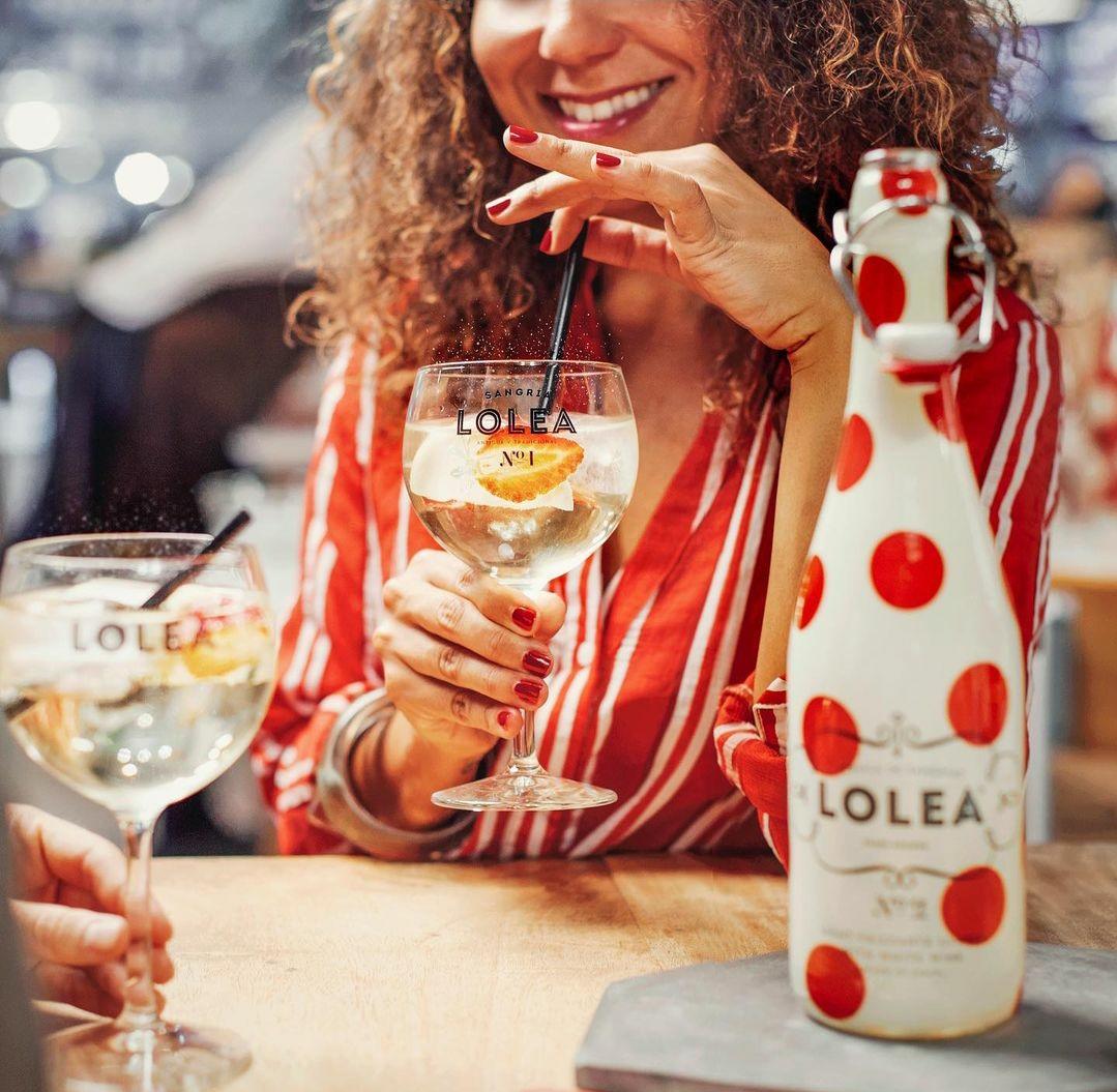 Lolea 4er Set Sangria N°2 WEIß 0,75L (7% Vol) 4x Weißwein Sangria Chardonnay + 4 Minis GRATIS 2x ROT 0,2L (7% Vol) 2x WEIß 0,2L (7% Vol) - [Enthält Sulfite]