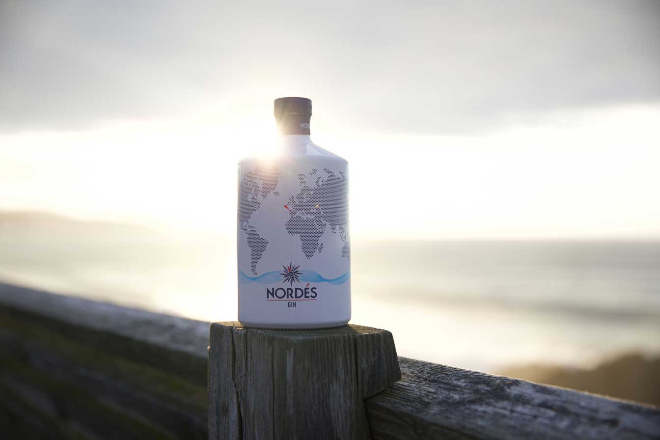 Nordes Atlantic Schuber Geschenkset Gin aus Galizien 0,7l (40% Vol) + 2x Gläser Tumbler weiss + 2x 1724 Tonic Water Dose 200ml inkl. Pfand EINWEG -[Enthält Sulfite]